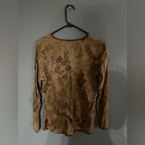 Natural reflections thin green floral blouse top with ruched back - size medium - Picture 3 of 3